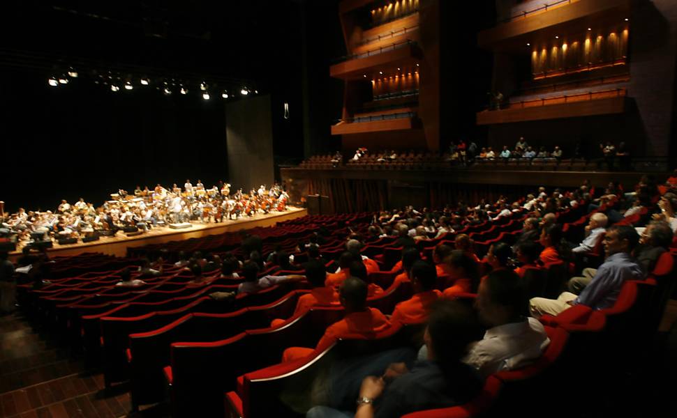 Funcionários da prefeitura e convidados assistem a ensaio da Orquestra Sinfônica Brasileira na principal sala de concerto da Cidade da Música, em dezembro de 2008