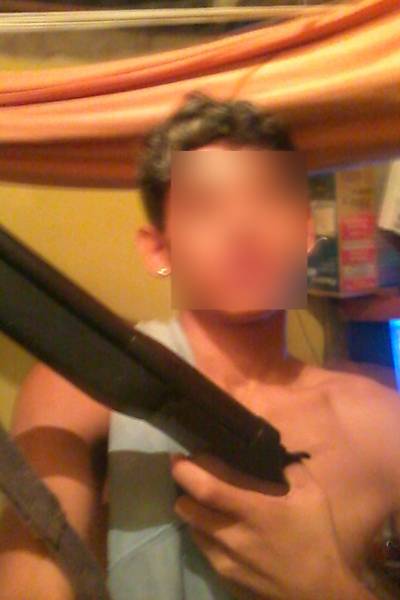 Adolescente exibe arma