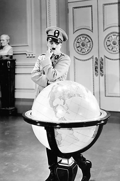 O ditador Hynkel observa o globo terrestre 