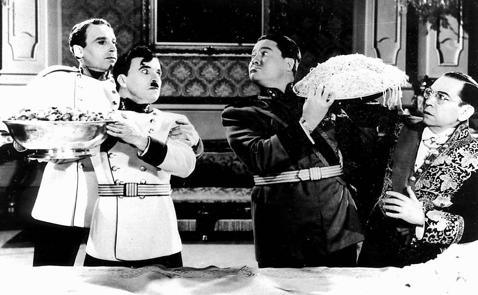 Hynkel duela com Benzino Napaloni, sátira ao líder fascista Benito Mussolini, em "O Grande Ditador"