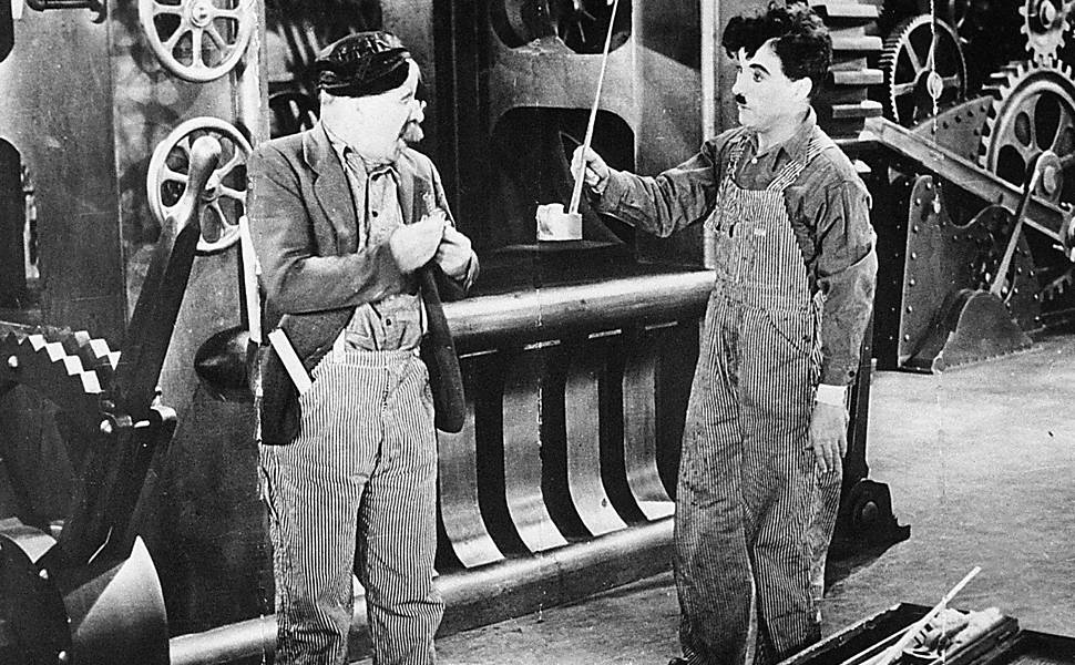 O ator Chester Conklin (à esq.), que interpreta o mecânico em "Tempos Modernos" 