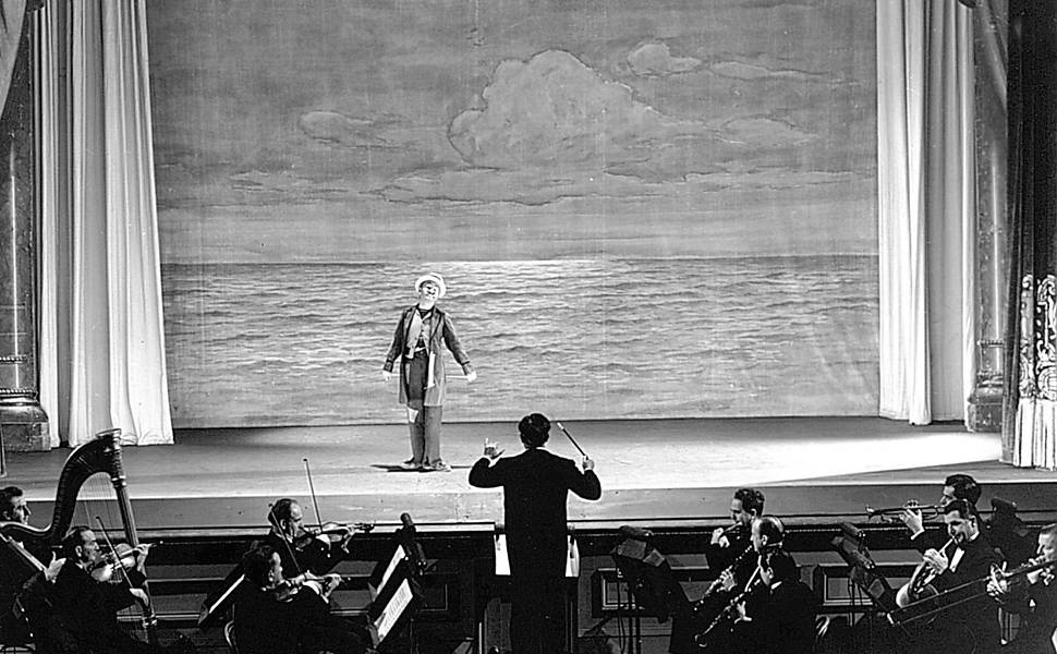 O ator revisita suas origens artísticas e presta uma homenagem aos comediantes dos velhos tempos contracenando com Buster Keaton, seu maior concorrente, em "Luzes da Ribalta", de 1952