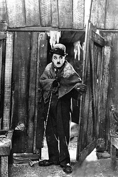 Carlitos está à procura de minas de ouro no Alasca no filme "Em Busca do Ouro"