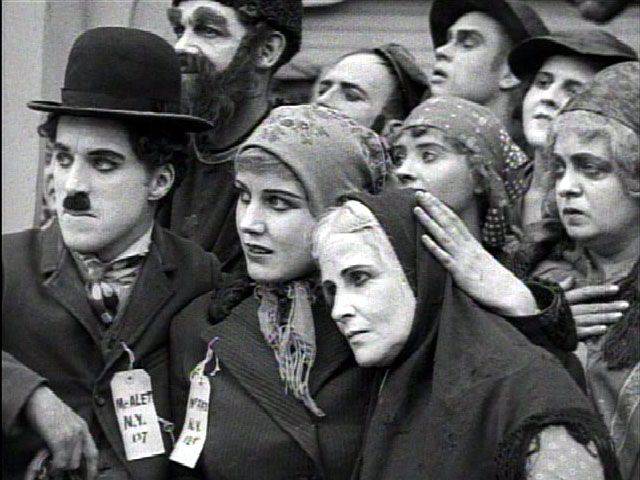 Chaplin durante o curta "O Imigrante", de 1917