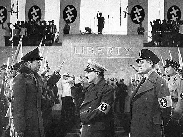 Chaplin (centro) em cena de "O Grande Ditador"