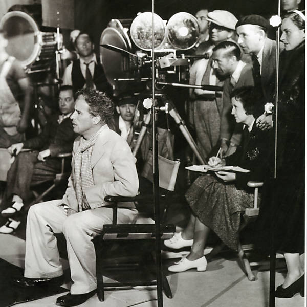 O ator-diretor Charles Chaplin é fotografado durante as filmagens de "Tempos Modernos"
