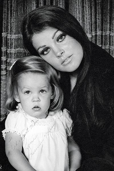 Filha de Lisa Marie Presley cortou relações com avó por convite a  ex-padrasto desafeto para enterro da mãe, Celebridades