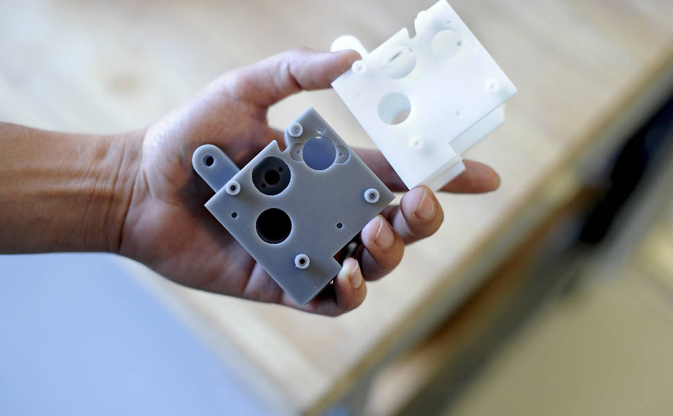 Funcionário da Lime Lab mostra peças de cozinha feitas com impressora 3D 