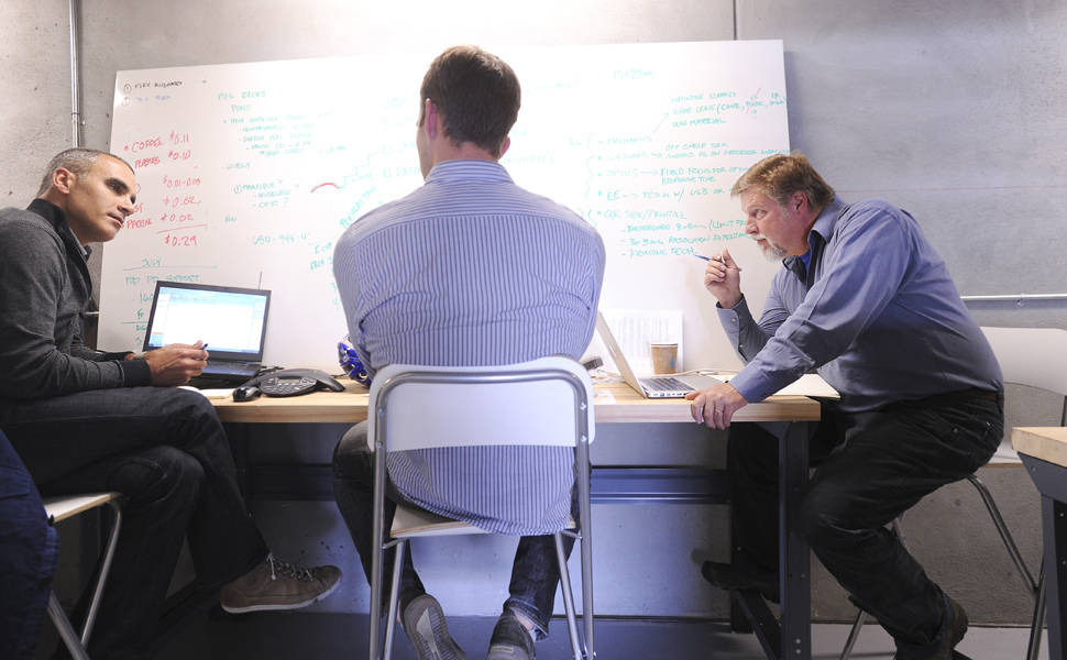 Andre Yousefi, cofundador da Lime Lab, Steve Janssens, engenheiro de desenvolvimento de produtos e Phil Stob, gerente de programa 