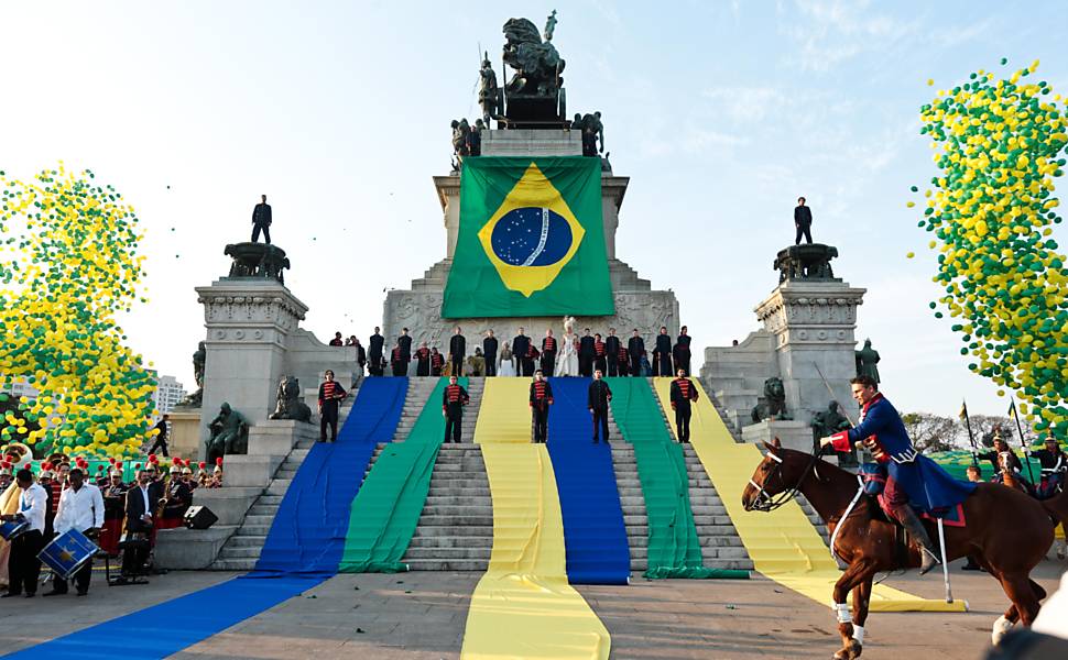 Encenação sobre o Auto da Independência chamada "Grito do Ipiranga" com os atores Murilo Rosa (Dom Pedro I), Deborah Secco (D. Leopoldina) e Renato Borghi José Bonifácio),  no Parque da Independência, no Ipiranga em São Paulo