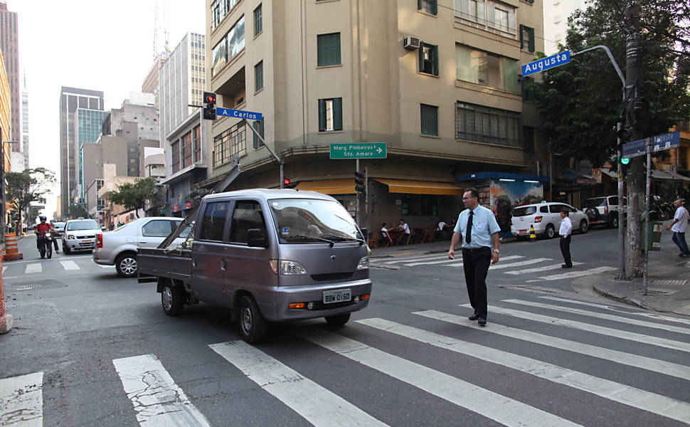 Cruzamentos confundem pedestres