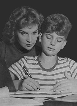 Cecil Thiré, aos 10 anos, faz as lições de casa auxiliado por sua mãe, Tônia Carrero, em 1953