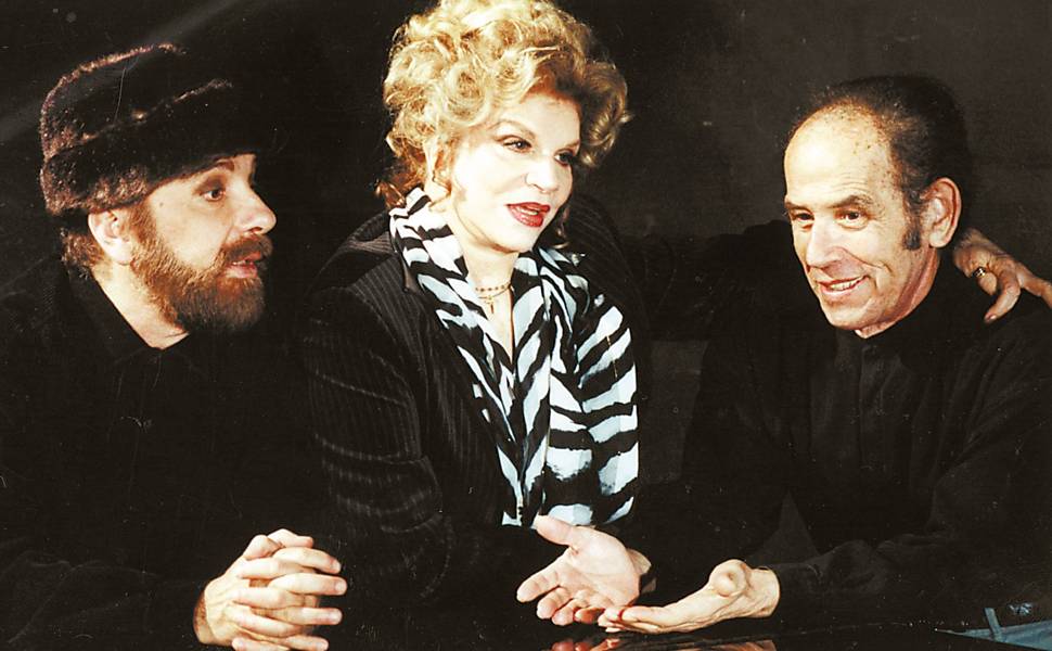 Tônia Carrero entre os atores Renato Borghi (esq.) e Abraão Farc, em cena da peça "Jardim das Cerejeiras", com direção de Elcio Nogueira Seixas, em 2001