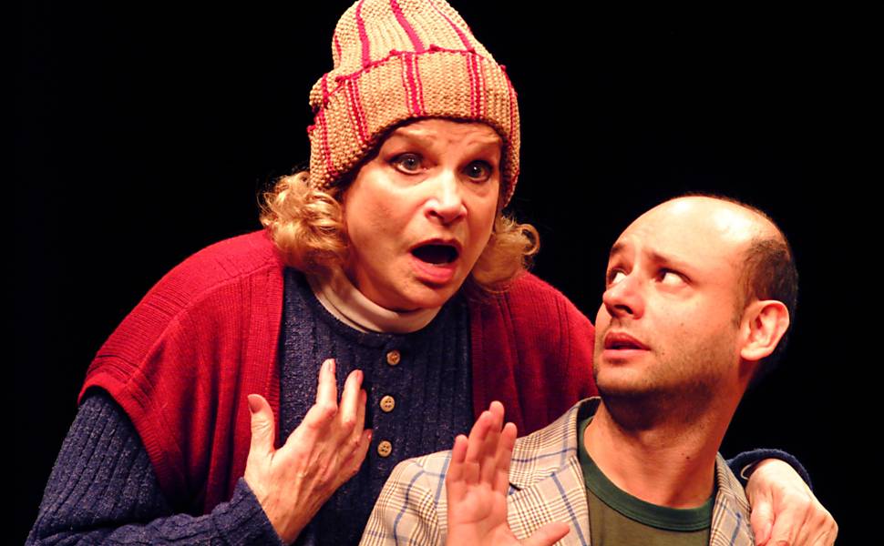 Tônia Carrero e Nilton Bicudo em cena da peça "Chega de História" com direção de Fauzi Arap, em 2005