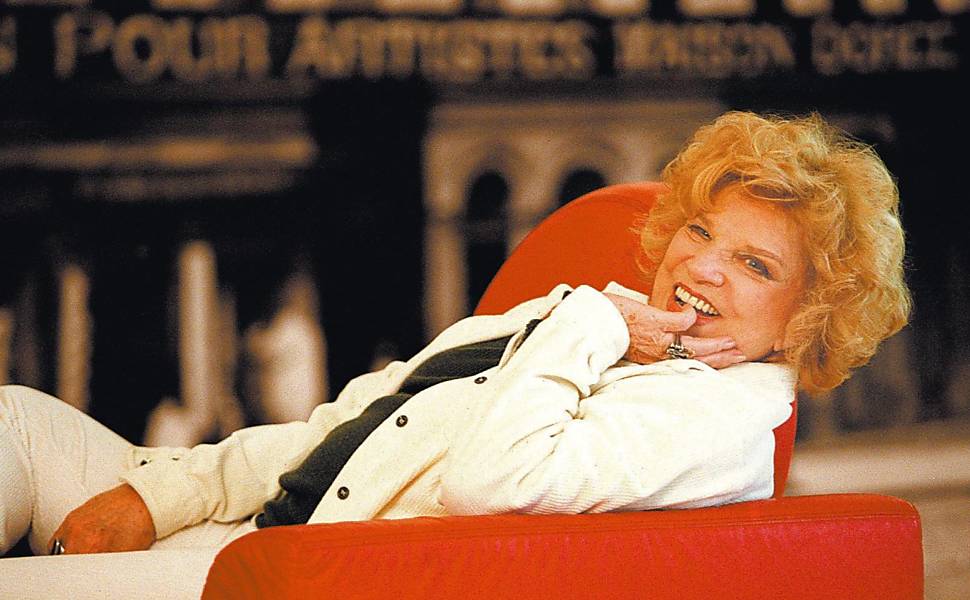 A atriz em cena do monólogo autobiográfico "Amigos para Sempre", em São Paulo, em 2004