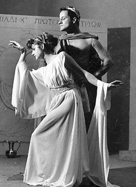 O ator Paulo Autran ao lado da atriz Tônia Carrero na peça "Seis Personagens à Procura de um Autor", de Pirandello, na década de 1950