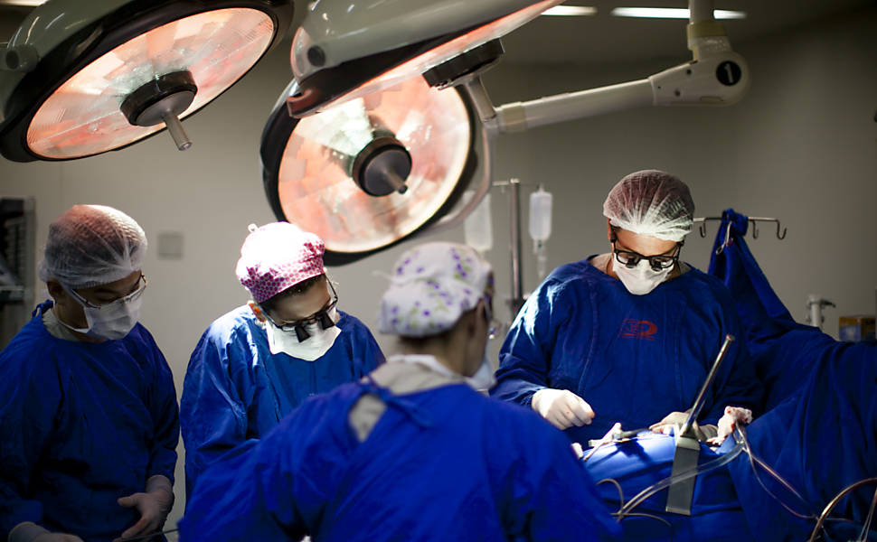 Médicos realizam cirurgia de revascularização no InCor (Instituto do Coração), em São Paulo