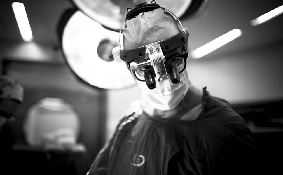 O médico Fábio Jatene, presidente do conselho diretor do InCor, durante cirurgia de ponte de safena