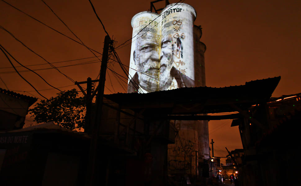 Poupatempo Sé - 02/10/2015 - Cotidiano - Fotografia - Folha de S.Paulo