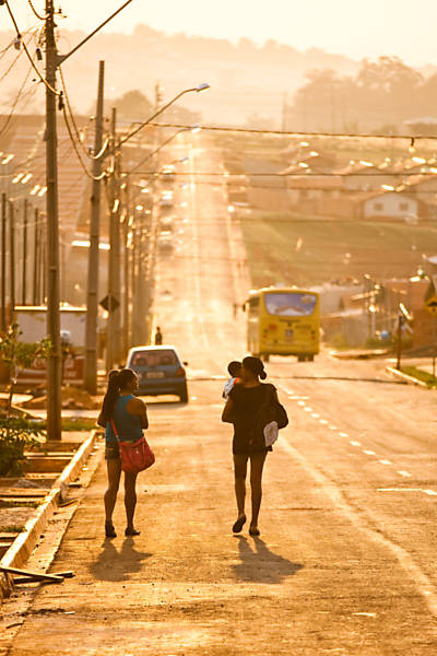A prefeitura de Londrina se comprometeu a construir escolas, postos de saúde e dar a estrutura necessária para o funcionamento do bairro.