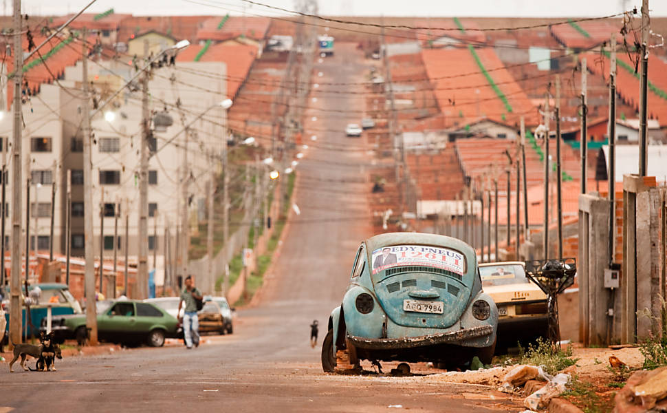 A prefeitura da cidade ainda gasta cerca de seis mil reais por dia para levar as criancas que moram no bairro para creches e escolas de diversas partes da cidade