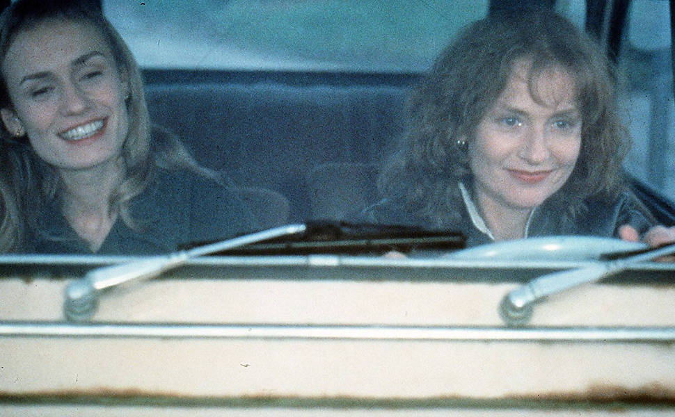 Andrine Bonnaire (esq.) e Isabelle Huppert em "Mulheres Diabólicas" (1995), do diretor Claude Chabrol