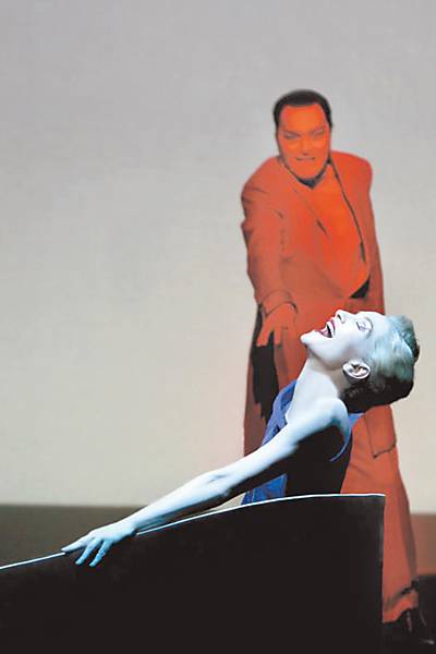 A atriz e o diretor de "Em Nome de Deus" se conheceram em São Paulo, em 2009, quando ela apresentou a peça "Quartett", de Bob Wilson, no Sesc Pinheiros