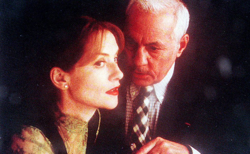 Isabelle com Michel Serrault em cena do filme "Negócios à Parte" (1997), de Claude Chabrol