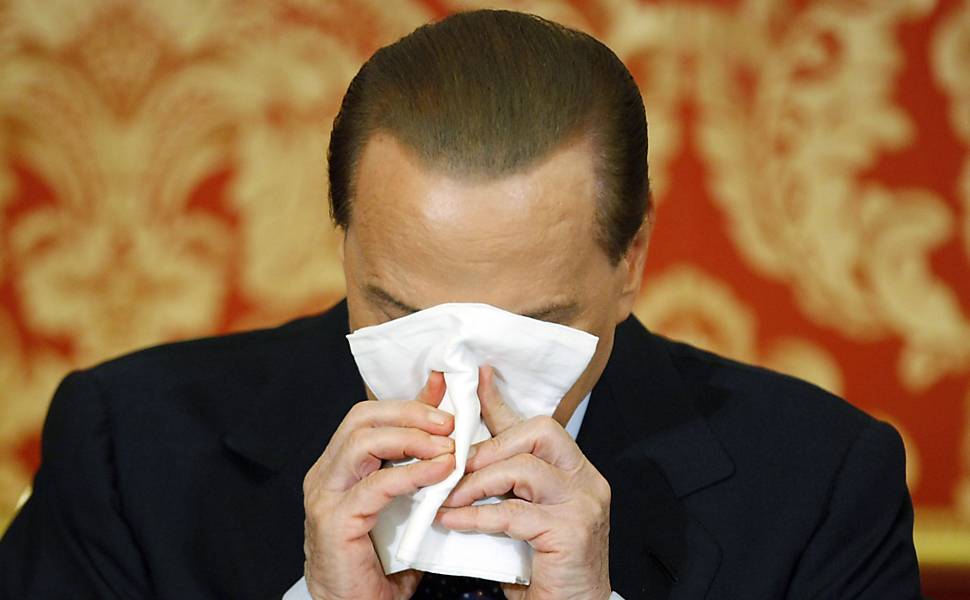 Silvio Berlusconi em coletiva de imprensa em 2012 após sentença de quatro anos de prisão por fraudes relacionadas a seu império midiático