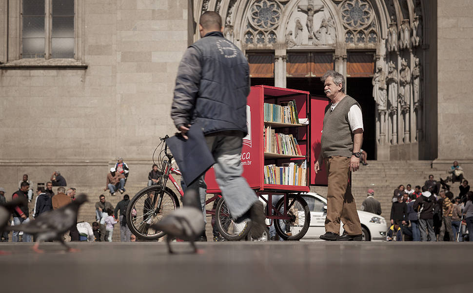 Bicicloteca leva literatura para as ruas de São Paulo