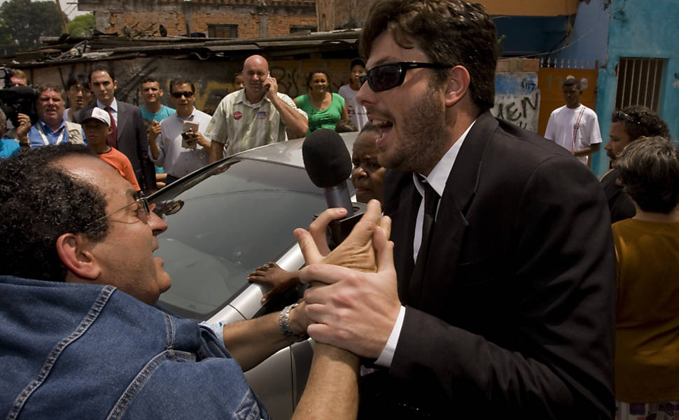 Danilo Gentili como repórter em dia na favela do Jardim Colombo. 