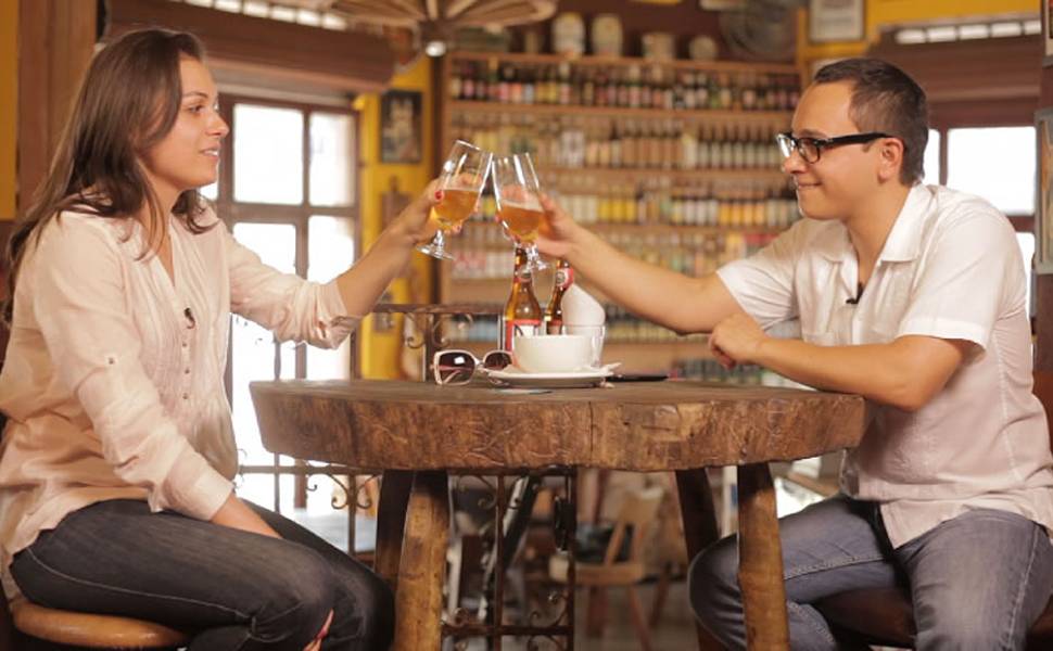 Ex-repórter do "CQC" Monica Iozzi durante entrevista a Michel Blanco, no Yahoo Brasil