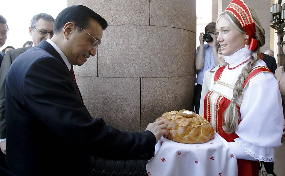 O vice-premiê chinês Li Keqiang (à esq.) é recebido com pão e sal, em visita à Univerdade de Moscou, em 2012 