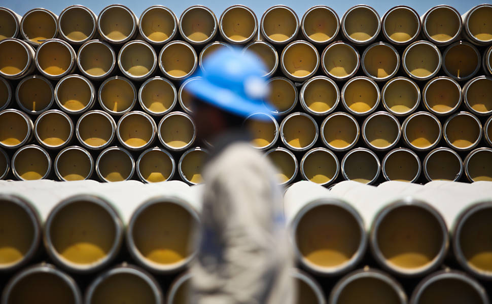 Estivadores descarregam navio de Singapura com placas de aço em São Sebastião