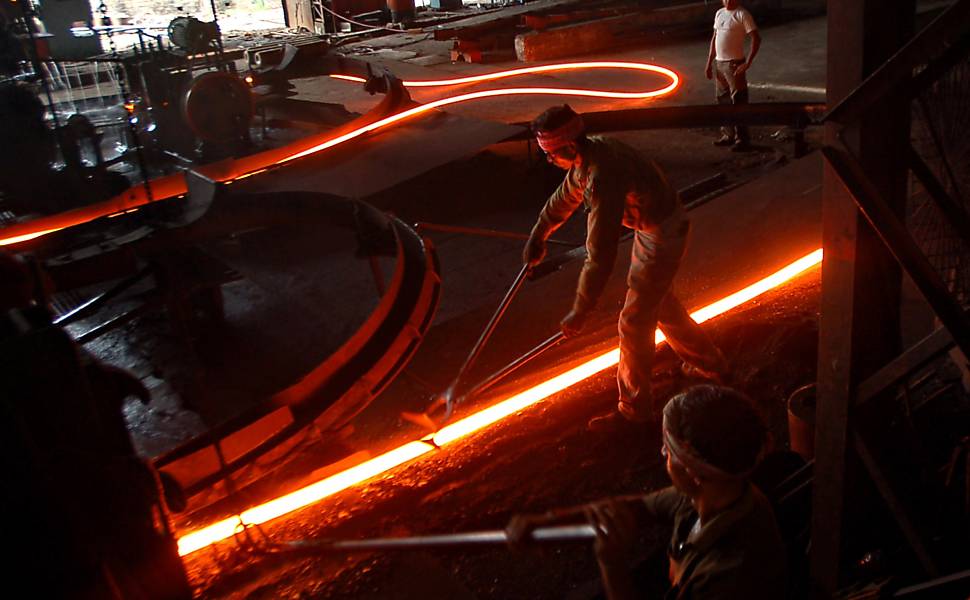 Trabalhadores indianos em siderúrgica de Agartala, no nordeste da Índia