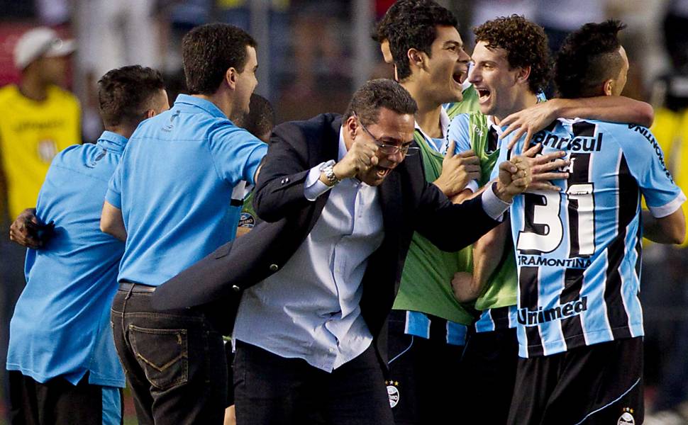 Luxemburgo comemora gol do Grêmio sobre o São Paulo, no Morumbi
