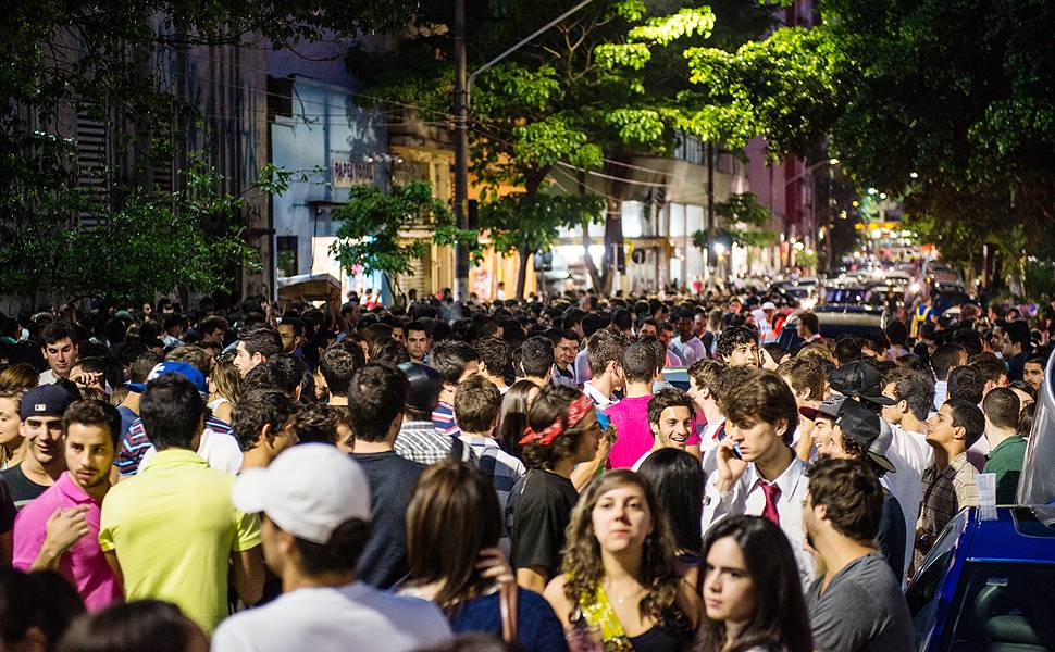 Estudantes do Mackenzie fazem festa na rua