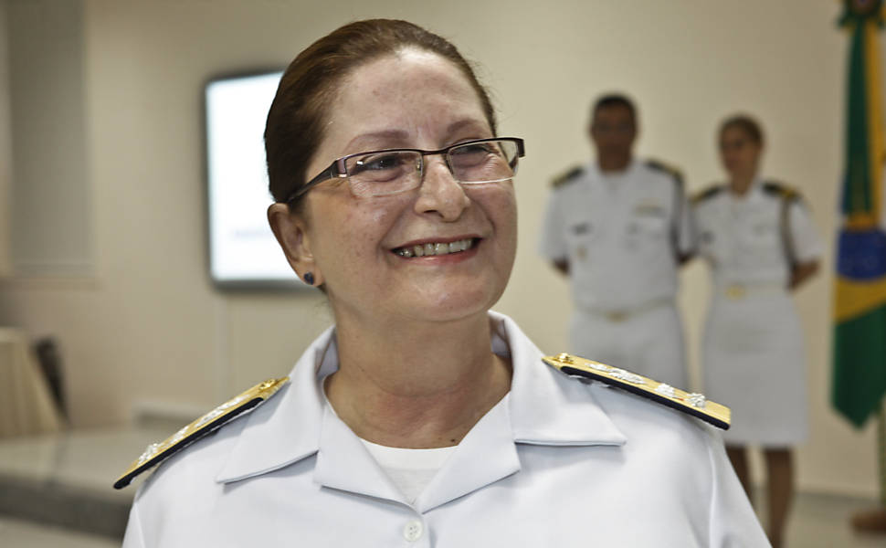 Marinha promove primeira oficial mulher