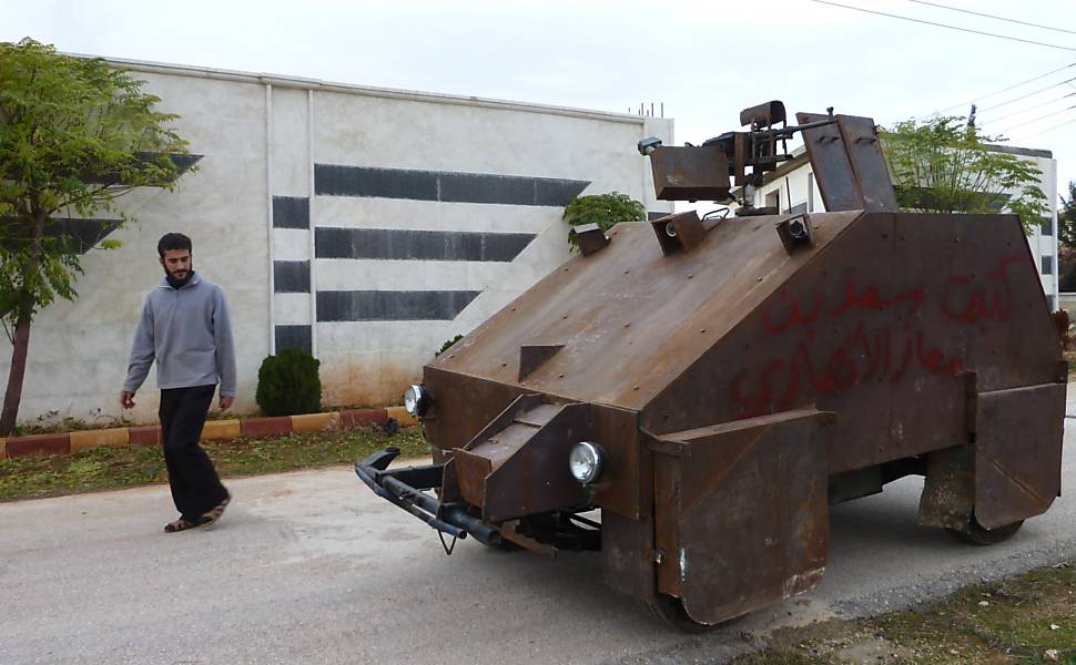 Rebeldes sírios constroem tanque caseiro