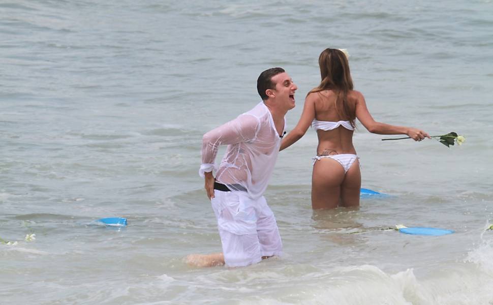Luciano Huck grava programa de fim de ano na praia da Reserva