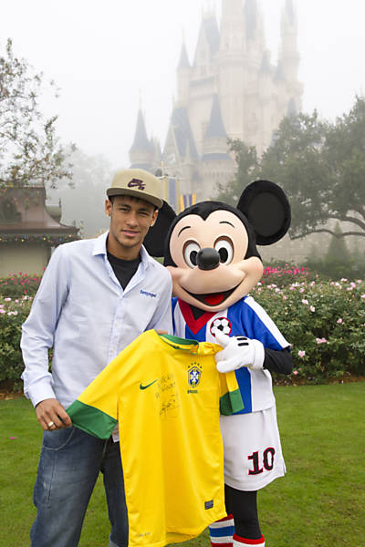 glory Kindness cushion Neymar na Disney - 11/12/2012 - Folhinha - Fotografia - Folha de S.Paulo