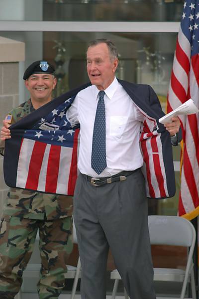 George H.W. Bush, o 41º presidente dos EUA, exibe terno em cerimônia militar em 2004, na Carolina do Norte