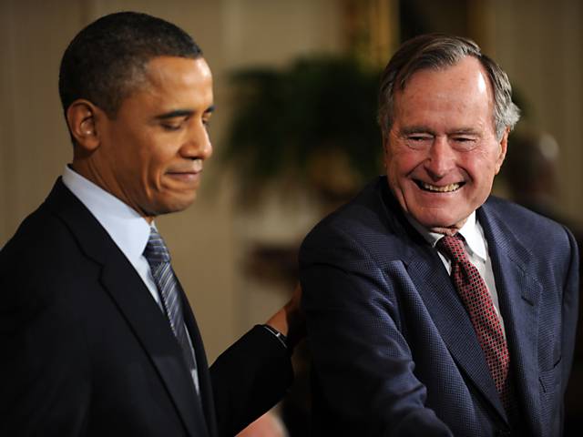 O presidente dos EUA, Barack Obama, entrega Medalha da Liberdade a George H.W. Bush, em 2011