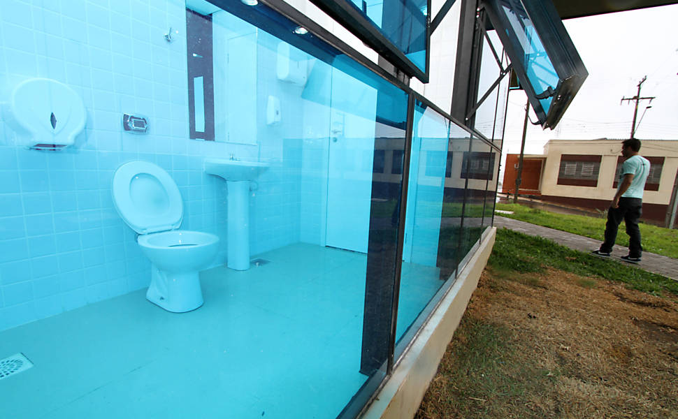 Prédio público tem banheiro com paredes de vidro