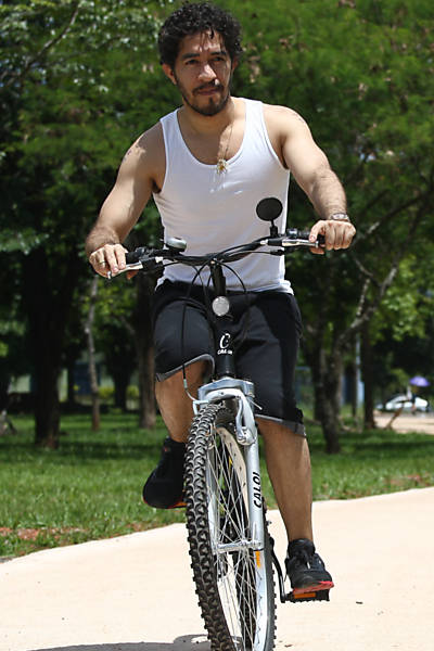 O deputado anda de bicicleta antes de ir para o trabalho, em um dia de dezembro de 2012