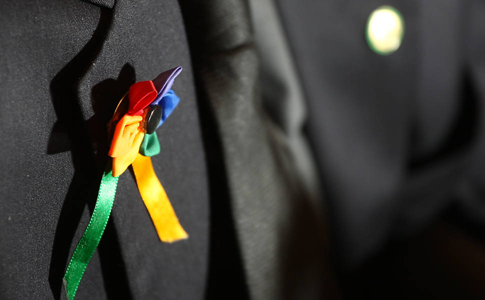 Detalhe da fita com as cores do arco-íris que Wyllys usa na lapela de seu terno Ricardo Almeida