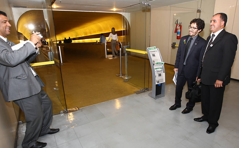 O ex-BBB é abordado pelos corredores da Câmara; Wyllys não é sobrenome, e sim um segundo nome dado pelo pai, em homenagem ao carro Aero Willys, do qual era fã