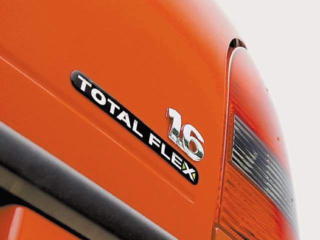 O logotipo na traseira do VW Gol Total Flex era símbolo de status em 2003