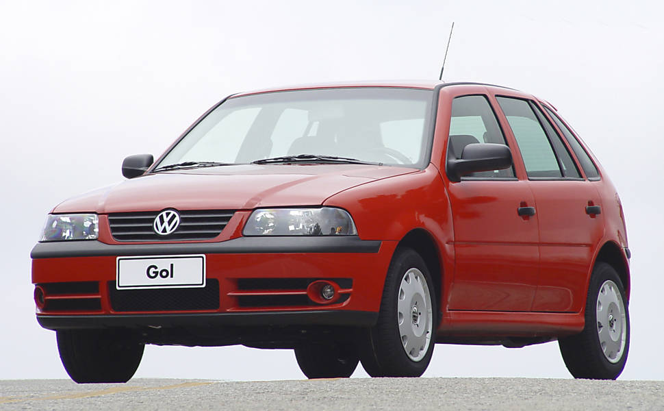 Em 2002, o governo reduziu o IPI (Imposto sobre Produtos Industrializados) para carros movidos a etanol e estendeu o benefício aos flex, que estavam em fase de desenvolvimento. No ano seguinte, em março, chegava às lojas o Gol 1.6 Total Flex