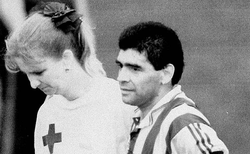 O astro argentino Diego Armando Maradona teve vários problemas com drogas, mas na Copa de 1994 foi flagrado em exame antidoping, que acusou efedrina. Foi suspenso do torneio e por mais 15 meses

